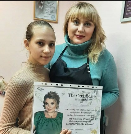 Гордимся нашими выпускниками! Вручение именного сертификата после успешного окончания курса.